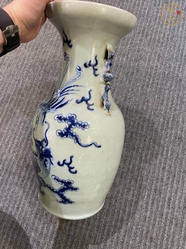 古玩陶瓷豆青釉青花麒麟鳳紋瓶真品鑒賞圖