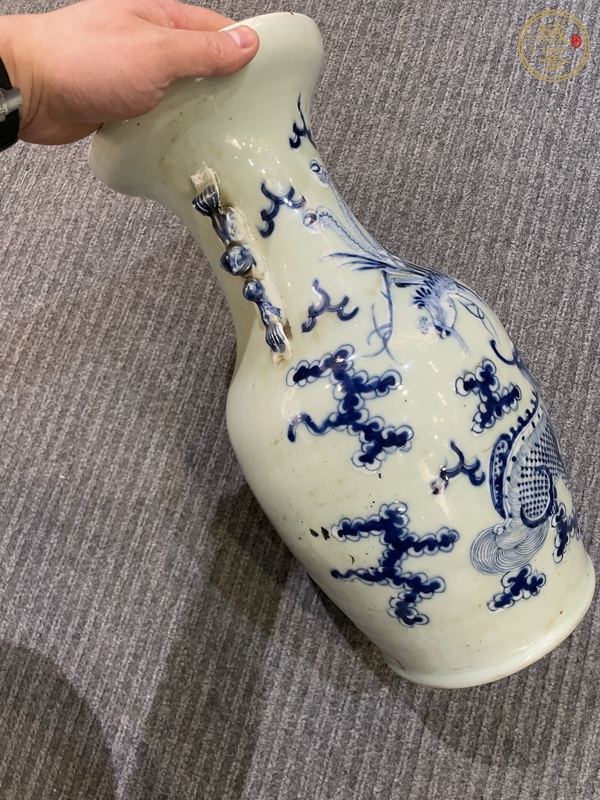 古玩陶瓷豆青釉青花麒麟鳳紋瓶真品鑒賞圖