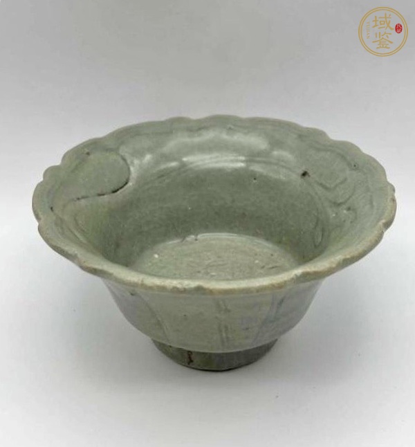 古玩陶瓷龍泉青瓷刻花花口茶碗真品鑒賞圖