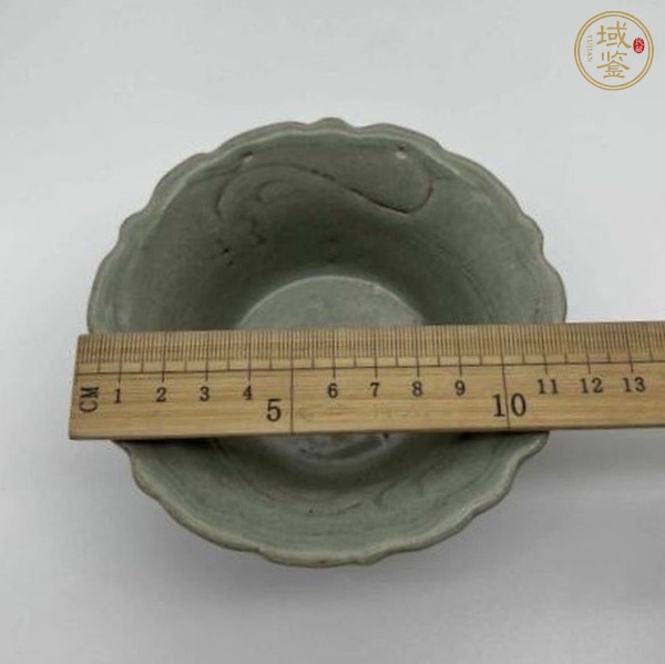 古玩陶瓷龍泉青瓷刻花花口茶碗真品鑒賞圖