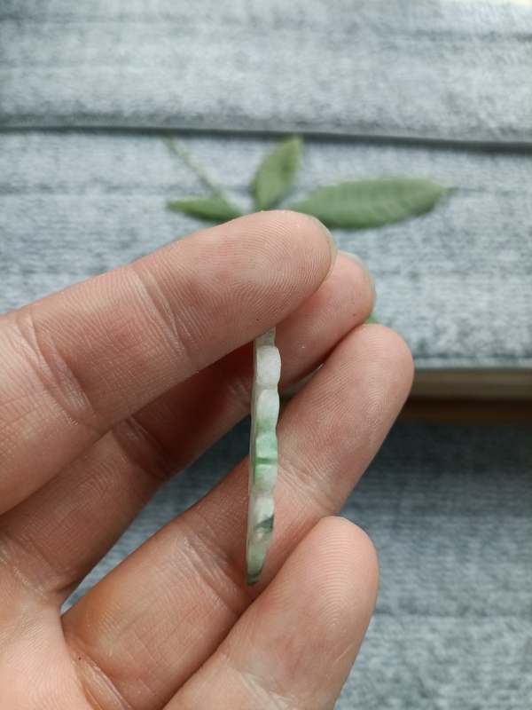 古玩玉器（成色不錯，大幾百）清代雙面工天然翡翠花飾拍賣，當(dāng)前價格100元