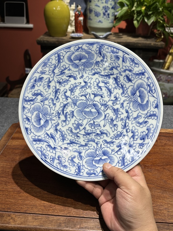 古玩陶瓷清代乾隆青花纏枝蓮紋盤拍賣,當前價格2800元