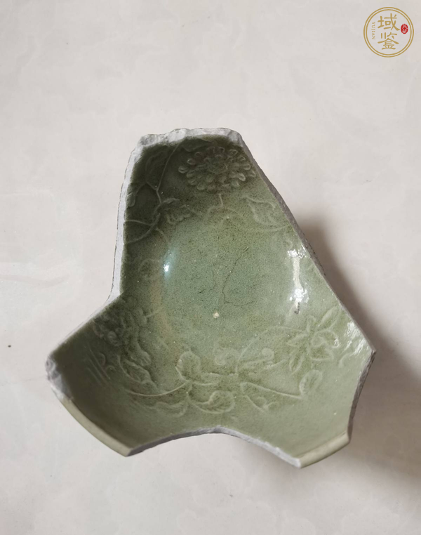 古玩陶瓷龍泉青瓷花卉紋碗真品鑒賞圖