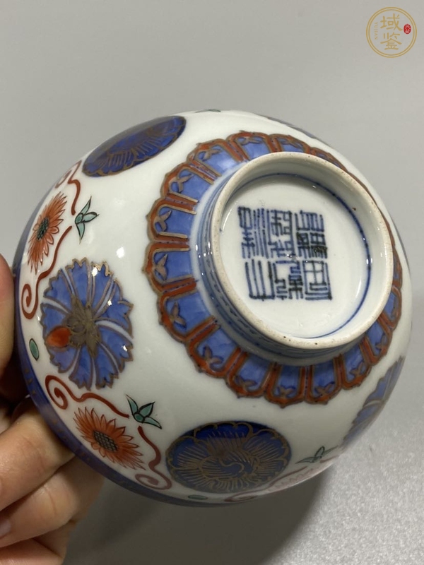 古玩陶瓷日本明治青花彩繪皮球花紋蓋碗真品鑒賞圖