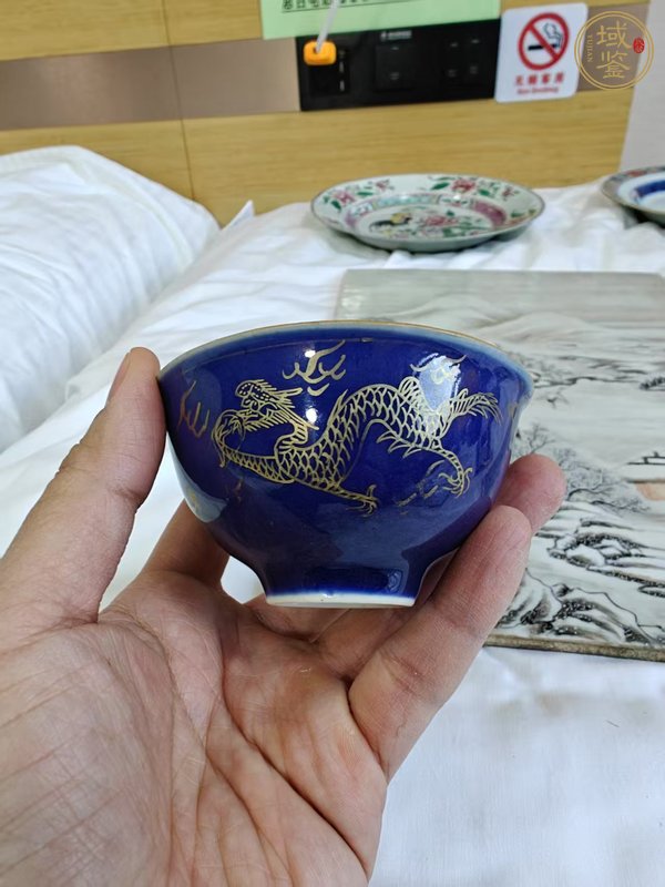 古玩陶瓷藍釉描金龍紋杯真品鑒賞圖