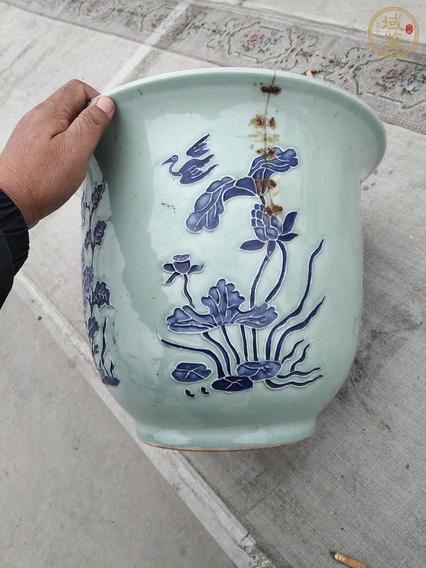 古玩陶瓷豆青釉堆白花鳥紋花盆真品鑒賞圖