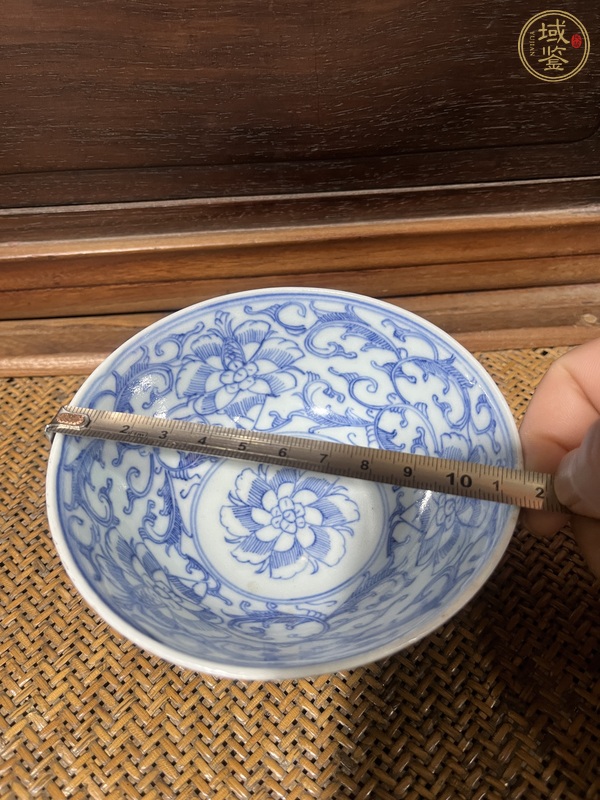 古玩陶瓷外藍(lán)釉內(nèi)青花纏枝花卉紋青花小碗真品鑒賞圖