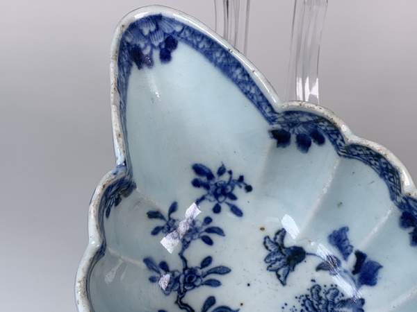 古玩陶瓷清乾隆·青花洞石花卉紋花澆拍賣，當(dāng)前價(jià)格126元