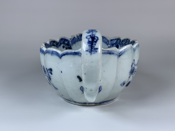 古玩陶瓷清乾隆·青花洞石花卉紋花澆拍賣，當(dāng)前價(jià)格126元