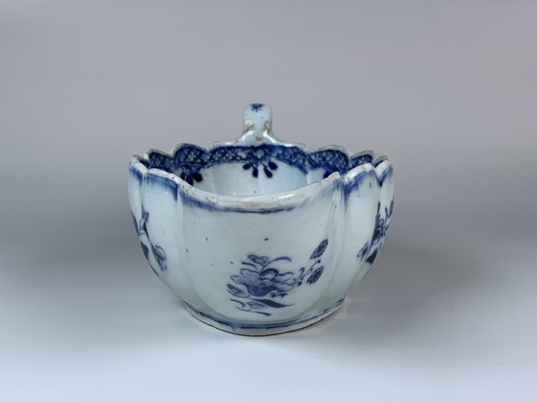 古玩陶瓷清乾隆·青花洞石花卉紋花澆拍賣，當(dāng)前價(jià)格126元