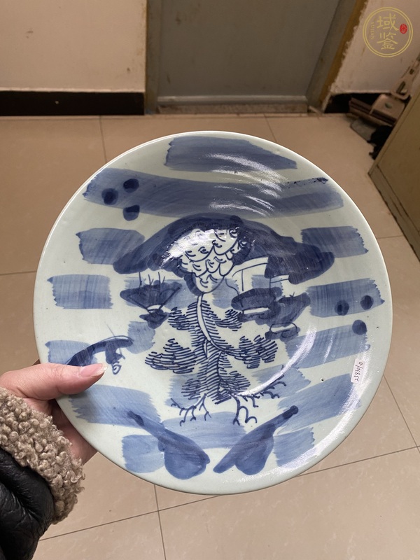 古玩陶瓷清中期豆青青花山水盤真品鑒賞圖