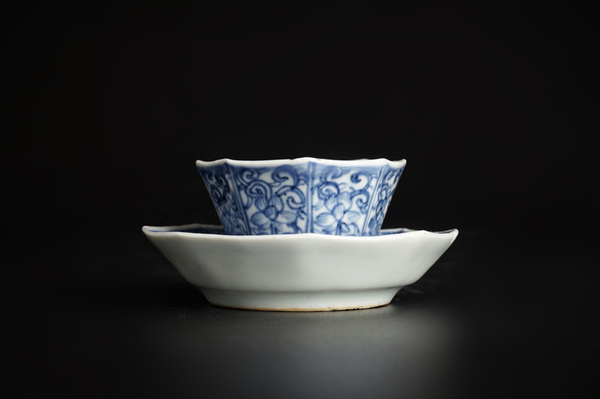 古玩轉(zhuǎn)賣清康熙·青花纏枝花卉紋八方杯碟一套拍賣，當(dāng)前價(jià)格0元