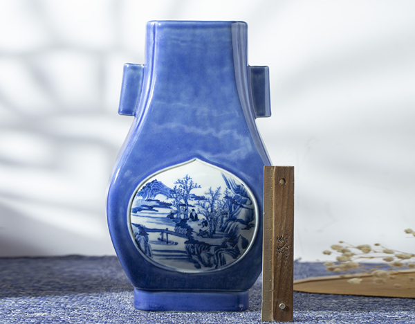 古玩陶瓷晚清·藍(lán)釉開(kāi)窗青花山水仕女紋貫耳瓶拍賣(mài)，當(dāng)前價(jià)格39672元