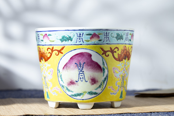 古玩陶瓷晚清·黃地粉彩福壽紋花盆拍賣,當前價格8144元