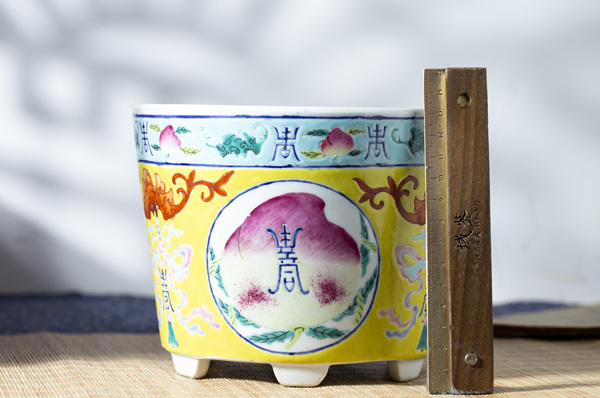 古玩陶瓷晚清·黃地粉彩福壽紋花盆拍賣,當前價格14252元