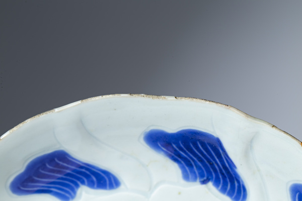 古玩陶瓷明晚期·青花暗刻獅子繡球紋花口盤拍賣，當(dāng)前價(jià)格4320元
