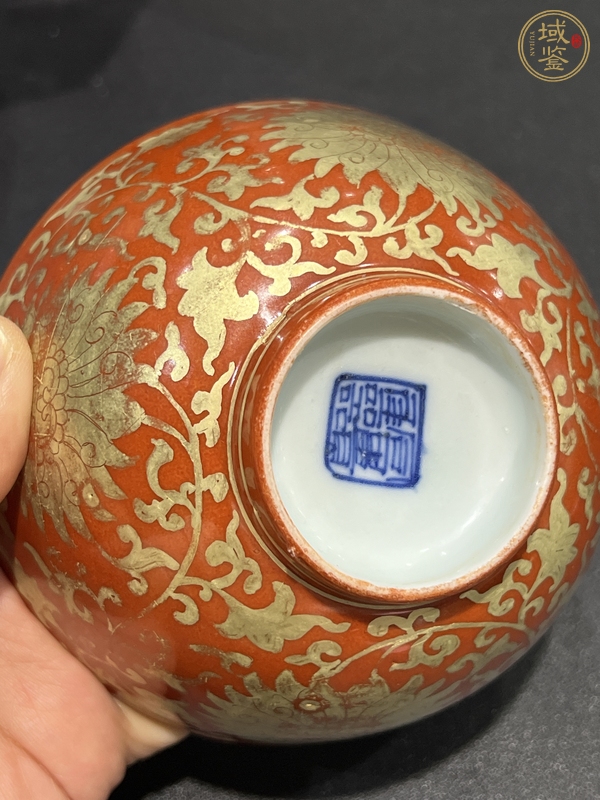 古玩陶瓷珊瑚紅釉描金花卉青花雙秋圖碗真品鑒賞圖