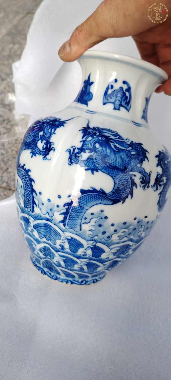 古玩陶瓷青花蒼龍出海紋賞瓶真品鑒賞圖