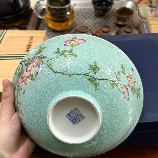 古玩陶瓷松石綠軋道粉彩花卉紋碗真品鑒賞圖