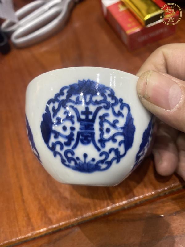 古玩陶瓷花間壽字紋臥足青花杯真品鑒賞圖