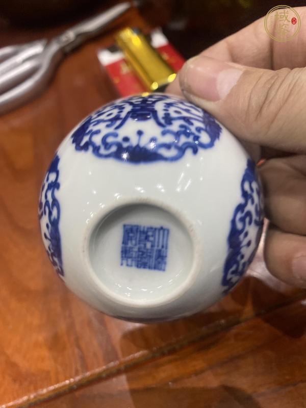 古玩陶瓷花間壽字紋臥足青花杯真品鑒賞圖