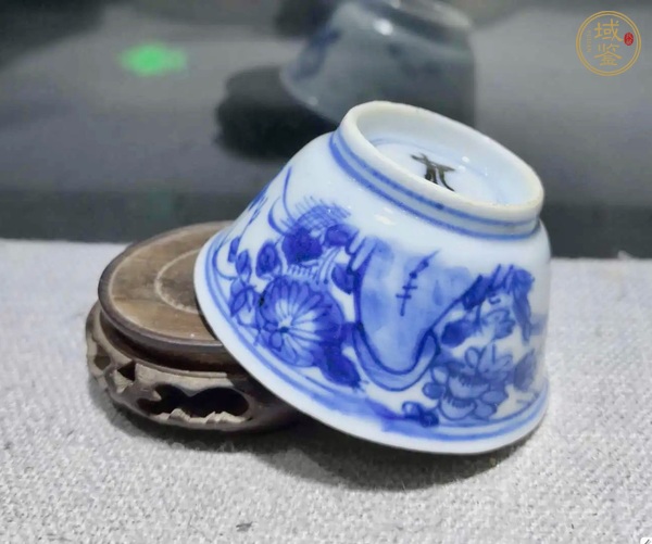 古玩陶瓷康熙青花洞石花卉杯真品鑒賞圖