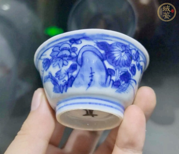 古玩陶瓷康熙青花洞石花卉杯真品鑒賞圖