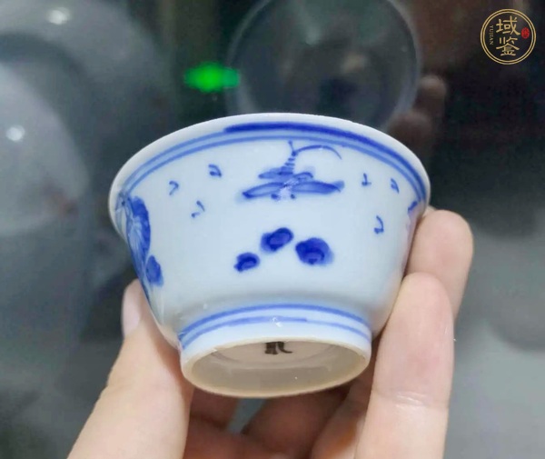 古玩陶瓷康熙青花洞石花卉杯真品鑒賞圖