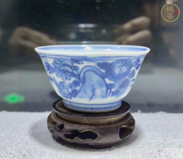 古玩陶瓷康熙青花洞石花卉杯真品鑒賞圖