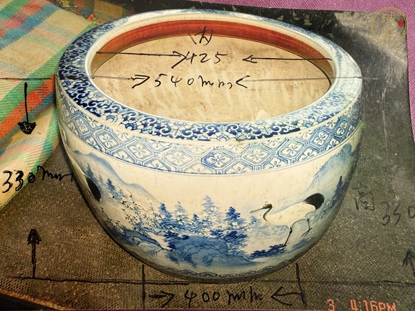 古玩陶瓷青花堆白鶴紋缸真品鑒賞圖