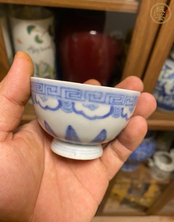 古玩陶瓷日本青花花卉紋杯真品鑒賞圖