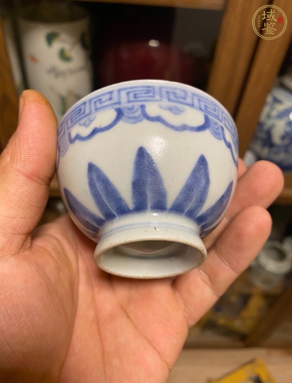 古玩陶瓷日本青花花卉紋杯真品鑒賞圖