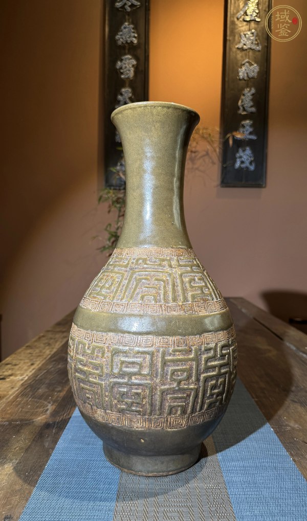 古玩陶瓷茶葉末釉刻壽字撇口瓶真品鑒賞圖