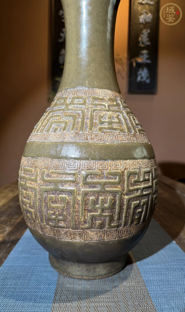 古玩陶瓷茶葉末釉刻壽字撇口瓶真品鑒賞圖