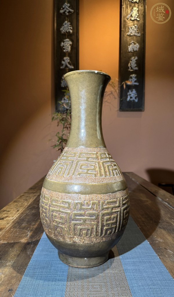 古玩陶瓷茶葉末釉刻壽字撇口瓶真品鑒賞圖