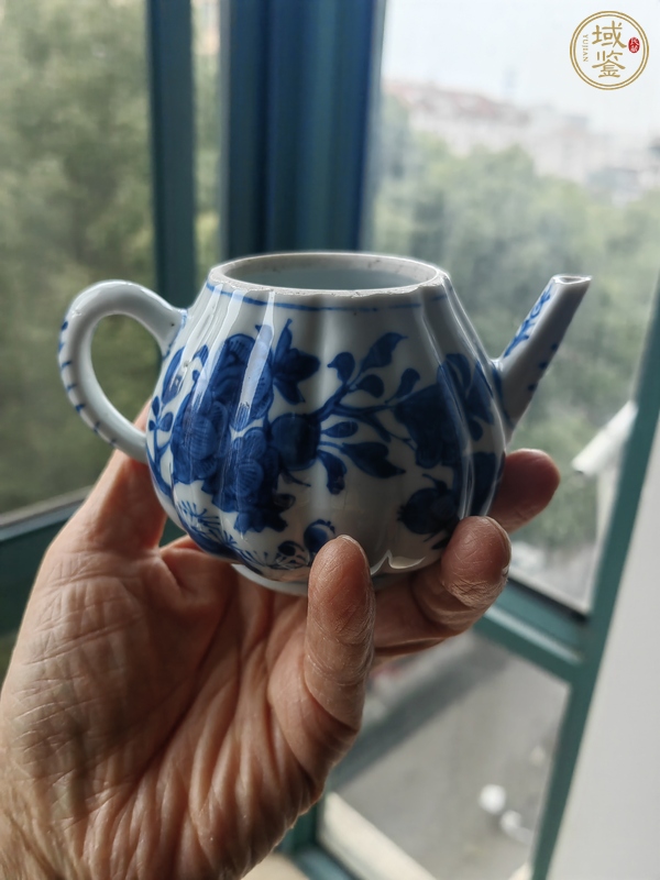 古玩陶瓷青花花卉紋茶壺真品鑒賞圖