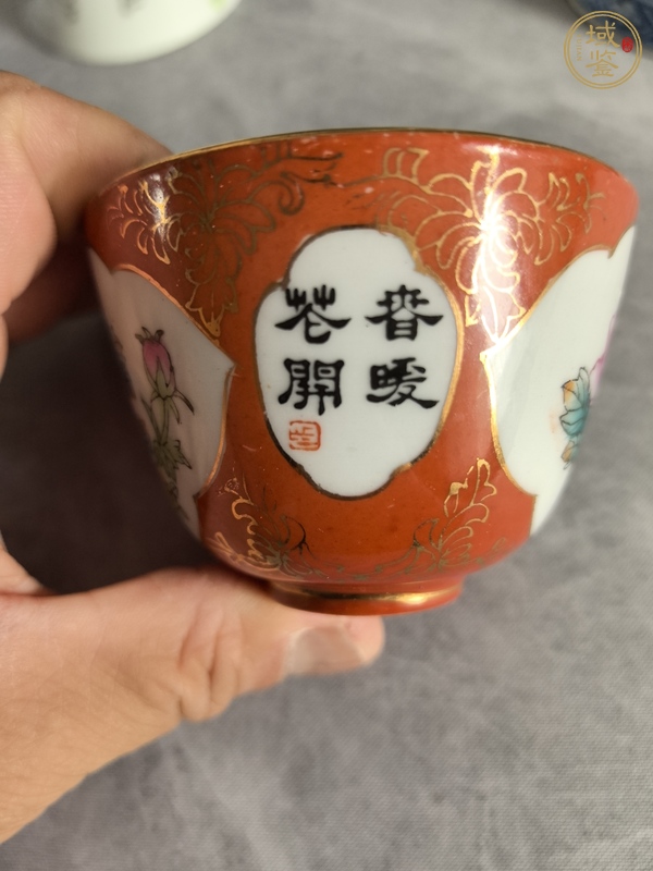 古玩陶瓷紅釉地開(kāi)光粉彩花卉紋杯真品鑒賞圖