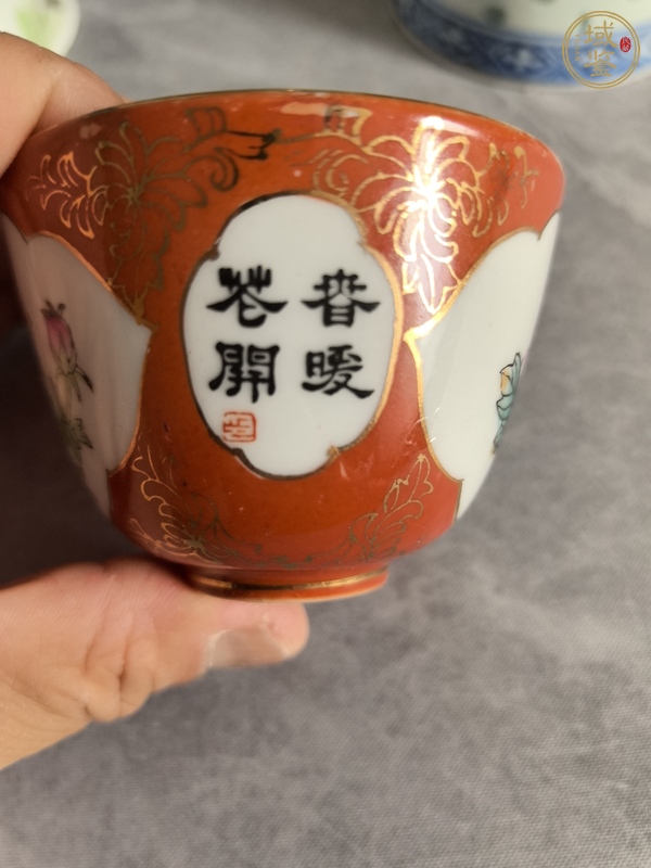 古玩陶瓷紅釉地開(kāi)光粉彩花卉紋杯真品鑒賞圖