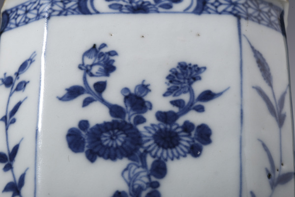 古玩陶瓷清康熙·青花花卉紋八方茶葉罐拍賣,當前價格0元