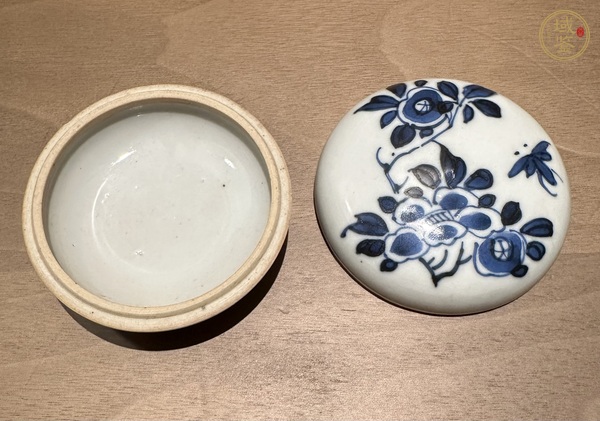 古玩陶瓷花卉紋青花蓋盒真品鑒賞圖