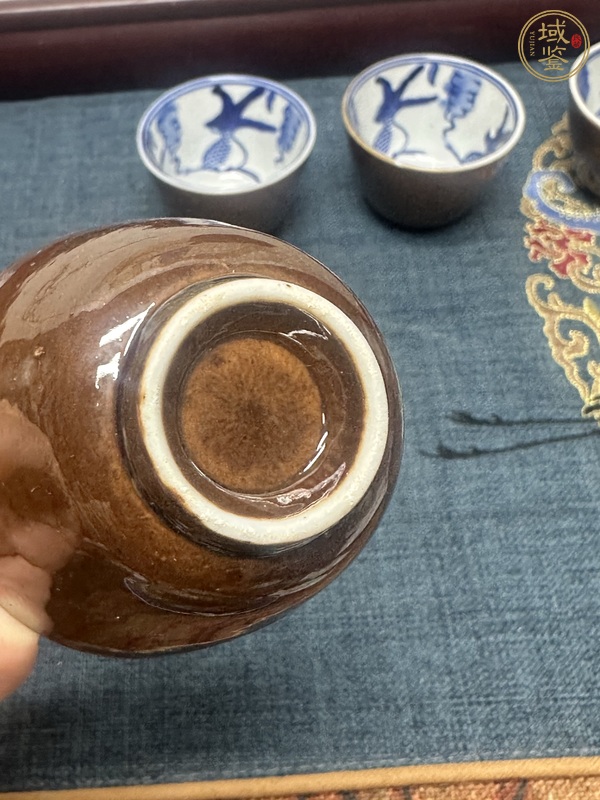 古玩陶瓷外紫金釉內(nèi)青花魚藻紋杯真品鑒賞圖