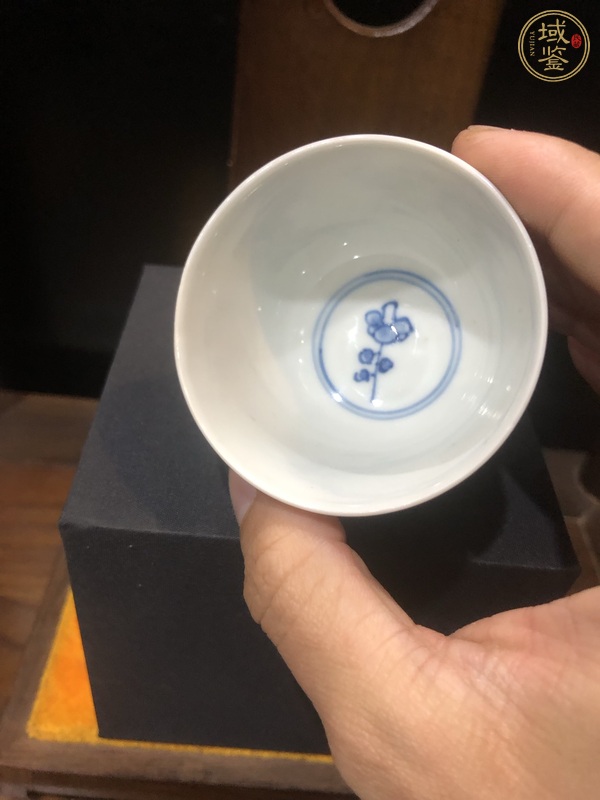 古玩陶瓷花卉紋青花杯真品鑒賞圖