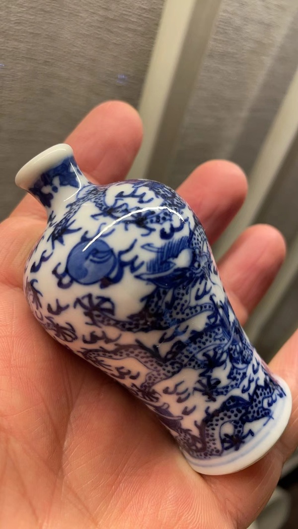 古玩陶瓷晚清·青花九龍圖小梅瓶鼻煙壺(口沿已修)拍賣,當前價格8000元