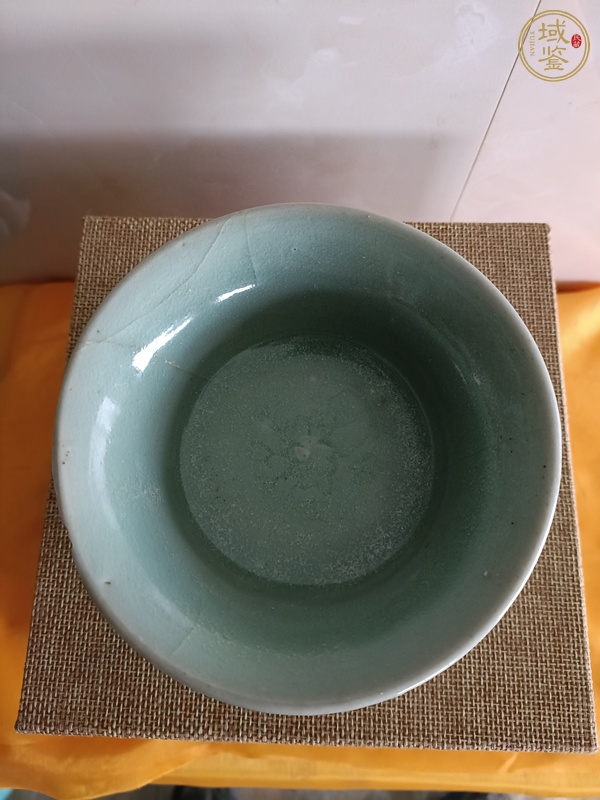 古玩陶瓷龍泉青瓷花卉紋茶盞真品鑒賞圖