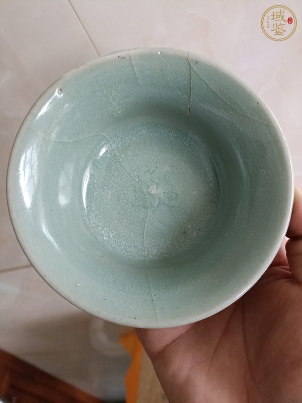 古玩陶瓷龍泉青瓷花卉紋茶盞真品鑒賞圖