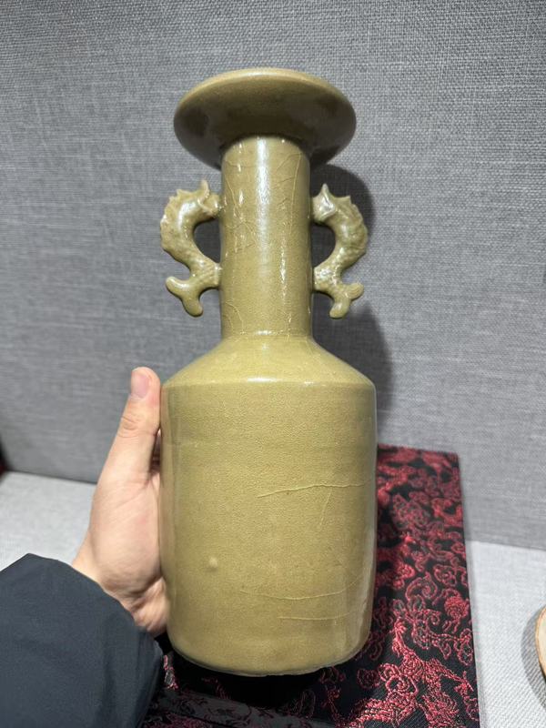 古玩陶瓷龍泉窯雙耳瓶拍賣(mài)，當(dāng)前價(jià)格185000元