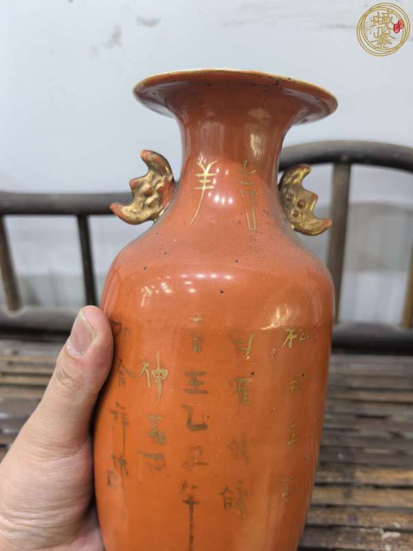 古玩陶瓷珊瑚紅釉描金雙福耳撇口瓶真品鑒賞圖