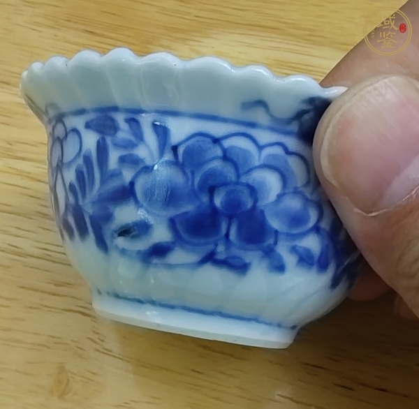 古玩陶瓷嬰戲紋青花花口杯真品鑒賞圖