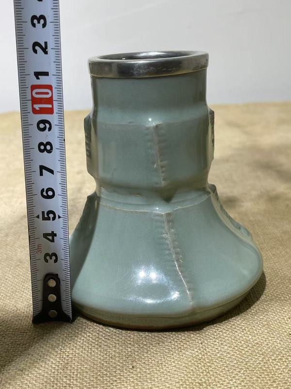古玩陶瓷館藏級南宋龍泉青瓷截口花觚拍賣，當前價格9800元