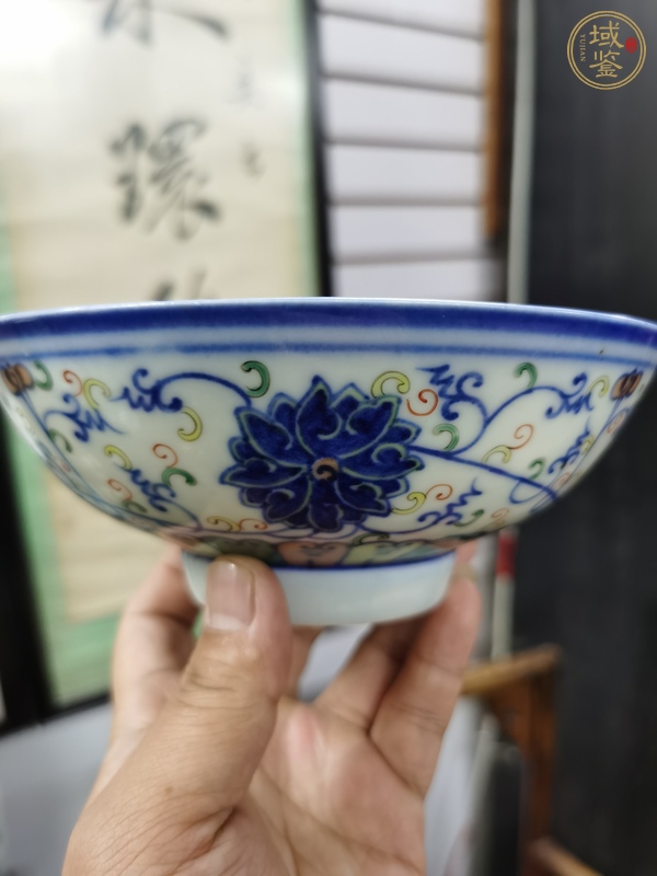 古玩陶瓷加彩青花纏枝蓮紋碗真品鑒賞圖